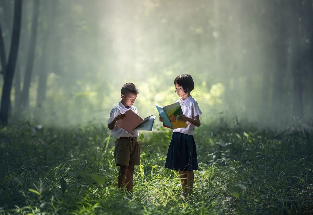 Dos niños leyendo