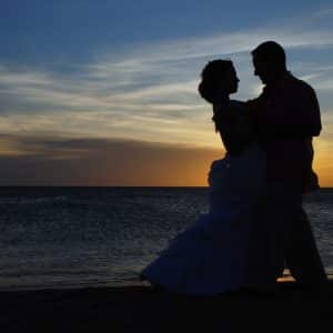 Pareja heterosexual casamiento