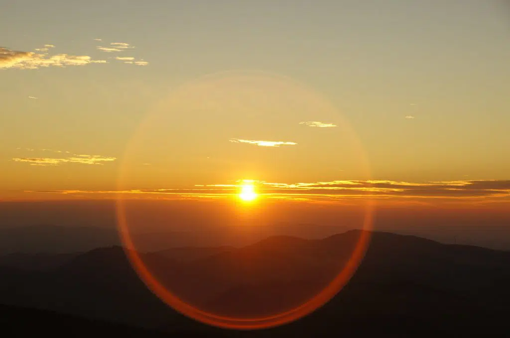 Ejemplo de metáfora: Sol, anillo de oro. 