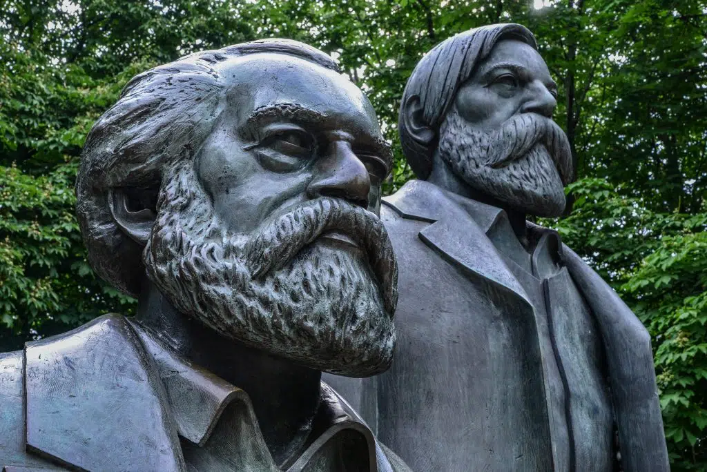 Marx y Engels definieron negativamente a la ideología.