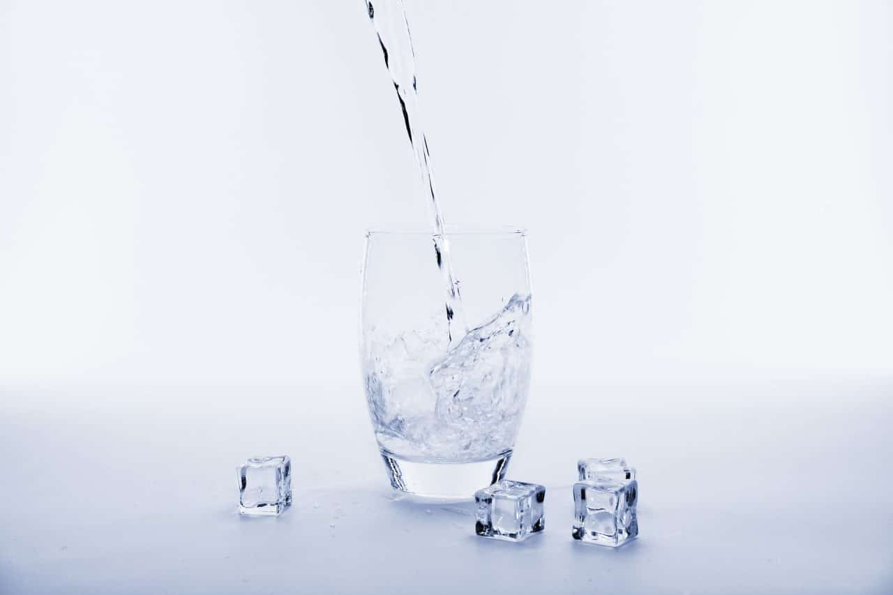 Agua en estado líquido y sólido. 