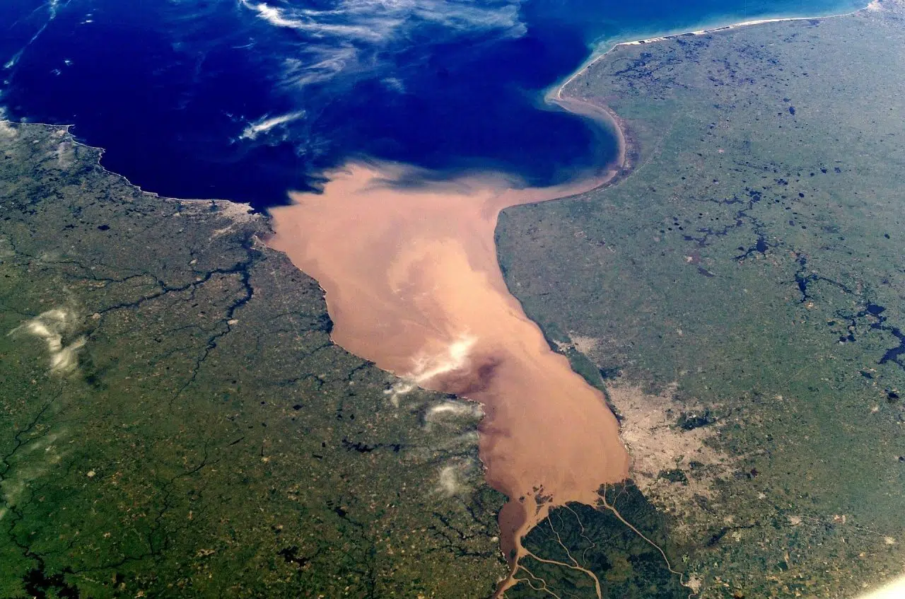 Río de la Plata, límite entre dos países. 