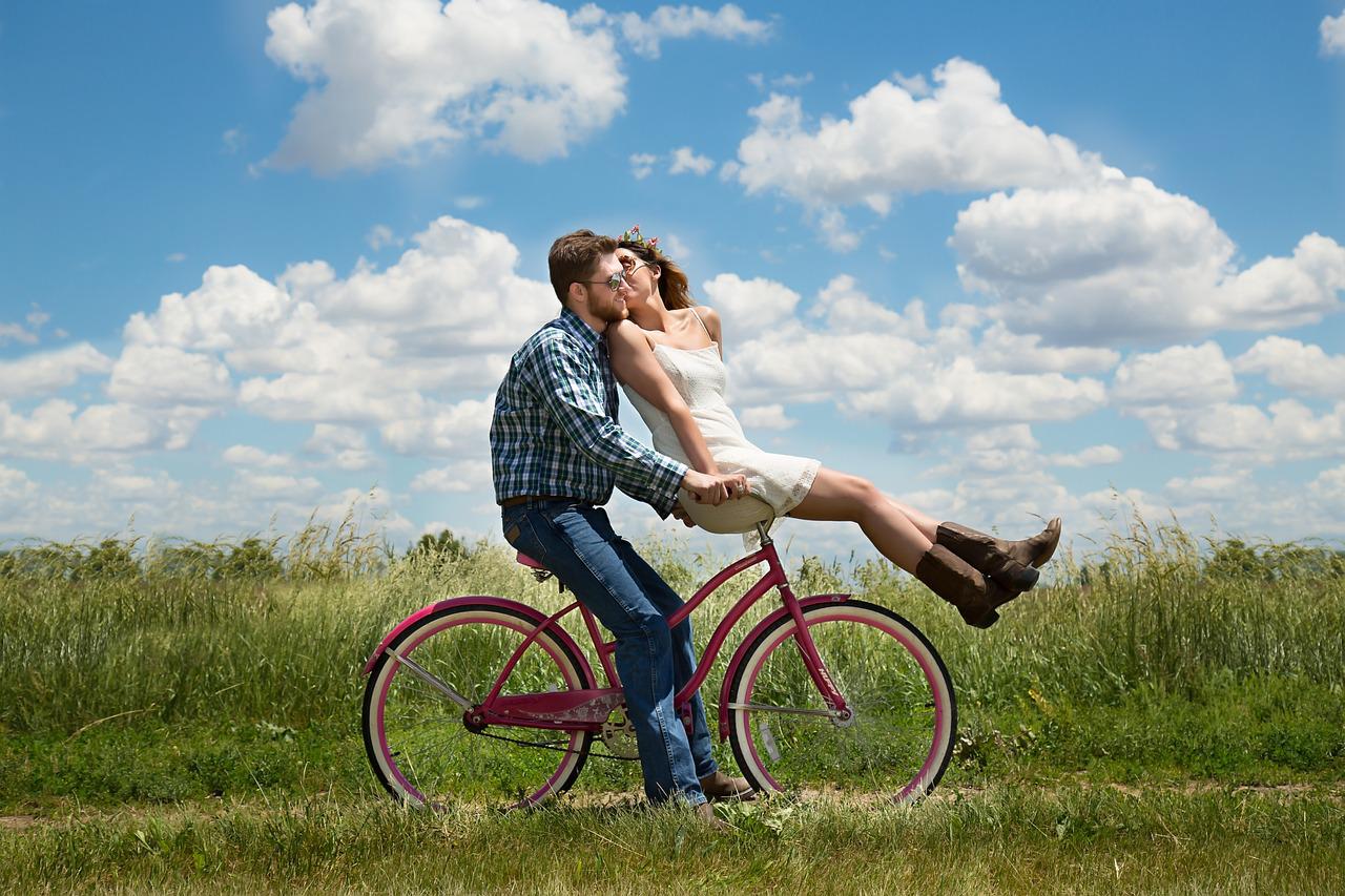Relación de pareja relación familiar hombre y mujer bicicleta