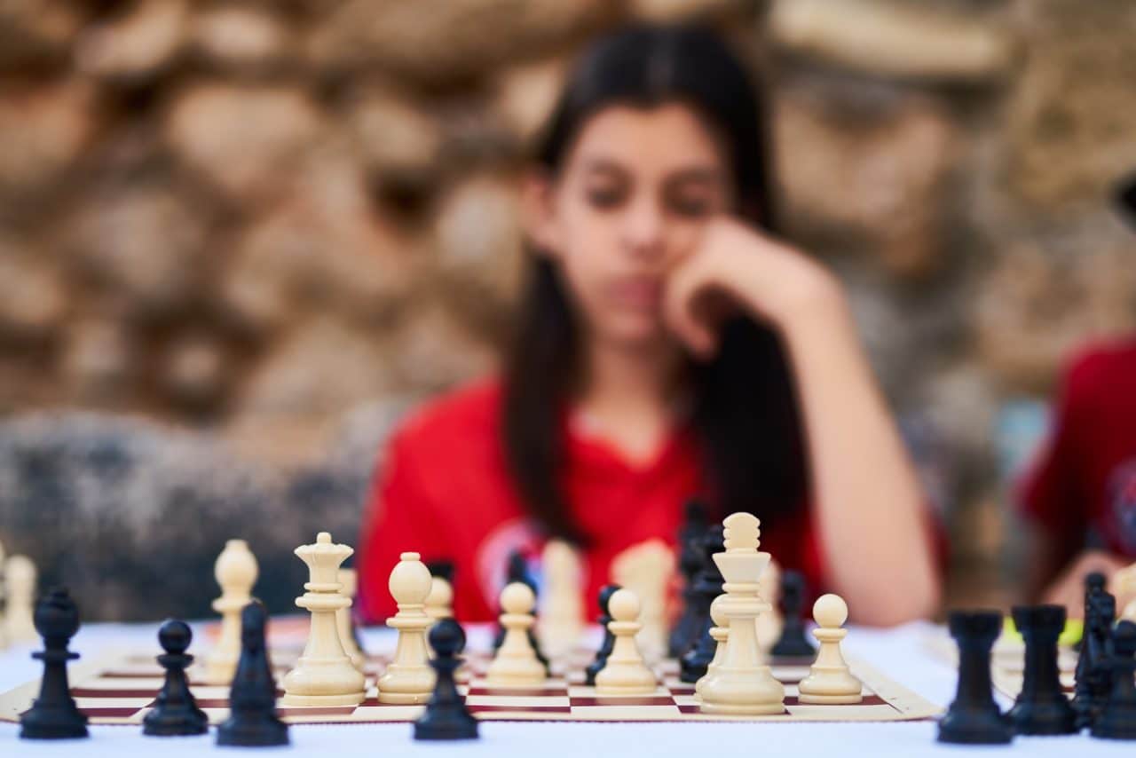 El ajedrez requiere de reflexión y decisión.