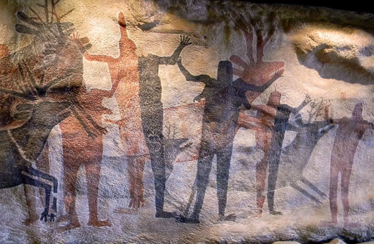 Representaciones de seres humanos y animales sobre piedra. 