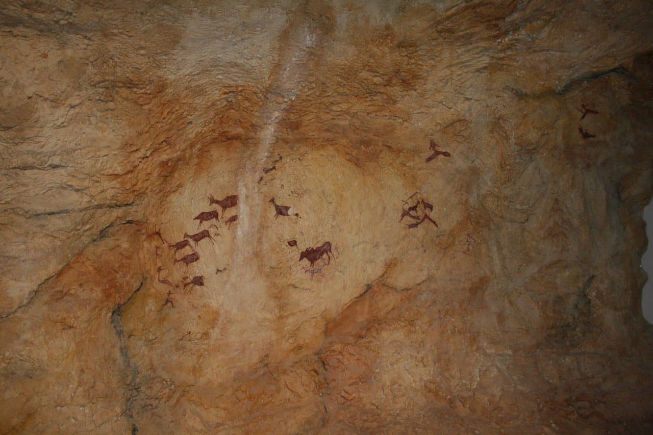 Pinturas rupestres sobre la piedra, dentro de cuevas. 