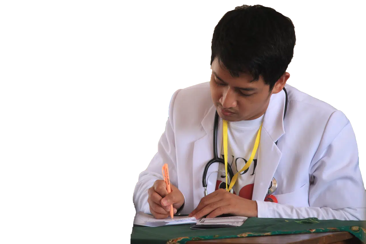 Médico realizando una prescripción.
