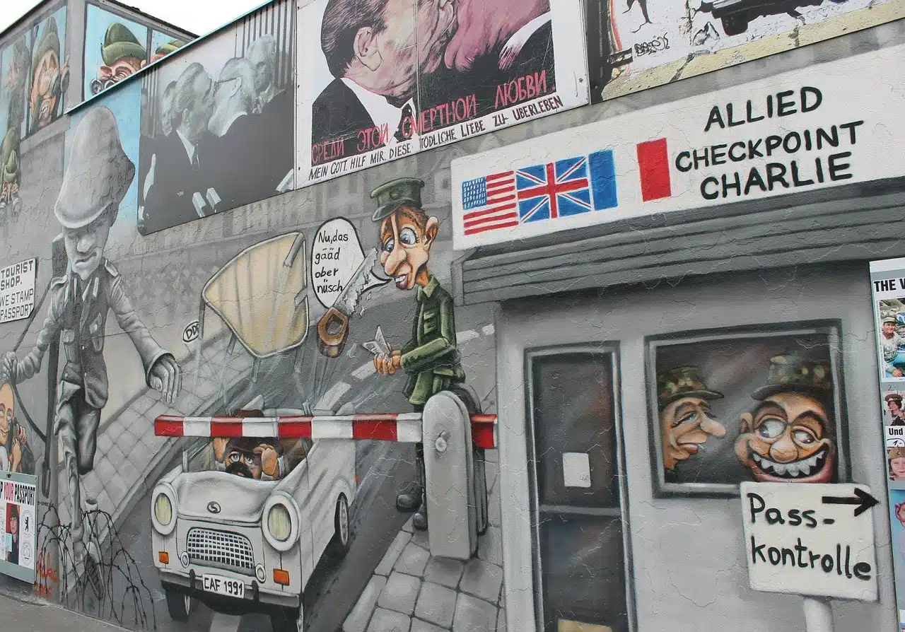 Mural en la ciudad de Berlín parodiando a la OTAN